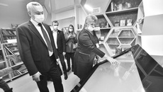 Андрей Травников лично ознакомился с возможностями детской модельной библиотеки в Кочках, созданной в рамках нацпроекта «Культура». / Фото: nso.ru