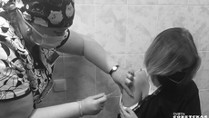 На добровольную вакцинацию подростки старше 15 лет приходят сами, те, кто младше, — с родителями. Фото: Эльвира Новикова