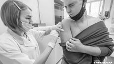 Вакцинация защищает от штамма «омикрон», но не в той мере, в какой хотелось бы. Поэтому российские ученые уже работают на новой вакциной. Фото: Андрей Заржецкий