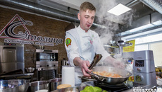 Как считают сибирские повара, русская кухня способна удивить иностранцев яркими вкусами и диковинными, а порой и экстравагантными блюдами. Скажем, щами из папоротника или хвостом бобра, которым, например, угощали прибывшего в Новосибирск известного ведущего программы «Поедем, поедим!» Джона Уоррена. Фото: Андрей Заржецкий