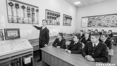 Студенты, обучающиеся по профессии «Машинист локомотива», изучают сигналы светофора и их комбинации в учебном классе. Фото: Андрей Заржецкий