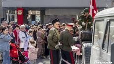 Депутаты Совета депутатов города Новосибирска устроили праздник для жителей Ленинского района накануне Дня Победы. Фото: Андрей Заржецкий