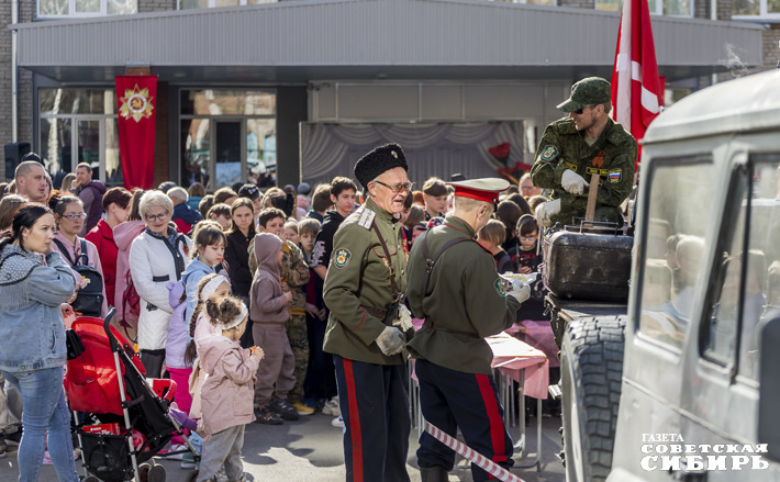 Депутаты Совета депутатов города Новосибирска устроили праздник для жителей Ленинского района накануне Дня Победы. Фото: Андрей Заржецкий