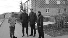 Рабочий визит прошел при участии депутатов сельского совета, представителей органов местного самоуправления и подрядчиков. Фото: zsnso.ru