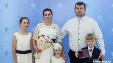 Многодетная семья Колесниковых на церемонию прибыла не в полном составе, но в истинном блеске. Гордость берет за таких родителей. С Днем защиты детей, мира и счастья вашим семьям! Фото: Андрей Заржецкий
