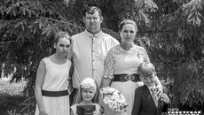 Супруги Колесниковы из Искитимского района Новосибирской области воспитывают пятерых детей. Самому старшему ребенку 15 лет, а самому младшему — пять. Фото: Андрей Заржецкий
