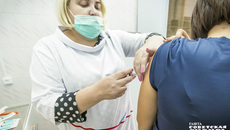Как напоминают медики, вакцины против COVID-19 не содержат живого вируса, поэтому не могут стать причиной заражения и положительного результата ПЦР-теста. Вакцины не вызывают заболевания, а создают иммунный ответ и защищают от тяжелого течения болезни. Фото: архив ИД «Советская Сибирь»