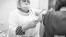 Как напоминают медики, вакцины против COVID-19 не содержат живого вируса, поэтому не могут стать причиной заражения и положительного результата ПЦР-теста. Вакцины не вызывают заболевания, а создают иммунный ответ и защищают от тяжелого течения болезни. Фото: архив ИД «Советская Сибирь»