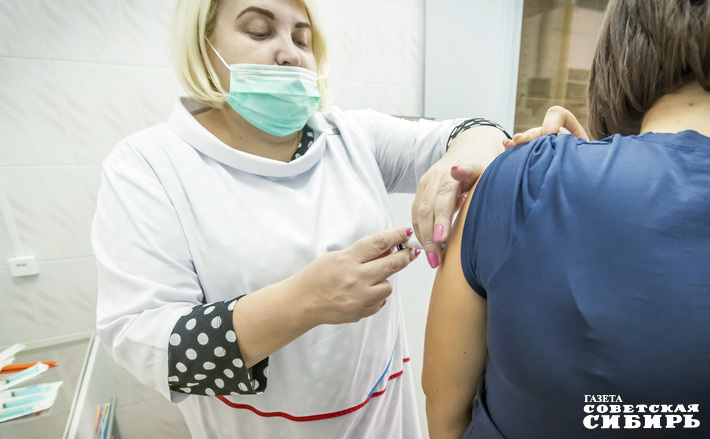 Как напоминают медики, вакцины против COVID-19 не содержат живого вируса, поэтому не могут стать причиной заражения и положительного результата ПЦР-теста. Вакцины не вызывают заболевания, а создают иммунный ответ и защищают от тяжелого течения болезни. Фото: архив ИД «Советская Сибирь»