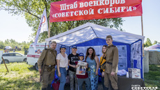 У штаба военкоров на фестивале «Сибирский огонь» всегда полно посетителей. Журналисты нашей редакции фотографируются на память с участниками акции. Фото: Андрей Заржецкий