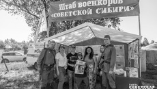 У штаба военкоров на фестивале «Сибирский огонь» всегда полно посетителей. Журналисты нашей редакции фотографируются на память с участниками акции. Фото: Андрей Заржецкий