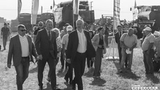 На «Дне поля» губернатор осмотрел экспозицию сельскохозяйственной техники. Фото: Андрей Заржецкий