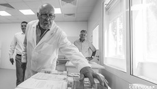 Проект доктора химических наук, профессора Юрия Юхина предполагает выпуск отечественных лекарств на основе висмута и его соединений. Фото: Андрей Заржецкий