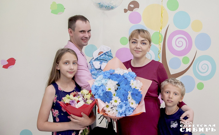Многодетность постепенно становится нормой. И это радует. Мы возвращаемся к нашим семейным традициям. Государство готово оказывать и оказывает поддержку родителям по разным направлениям — от материнского капитала, льготных условий на покупку жилья до различных выплат, бесплатных завтраков и так далее. Перечень мер поддержки постоянно расширяется, алгоритм их получения становится проще благодаря цифровизации госуслуг. Фото: архив ИД «Советская Сибирь»