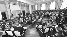 В 2022 году, на который приходится 85-летие Новосибирской области, церемонию награждения провели губернатор Андрей Травников и председатель Законодательного собрания Андрей Шимкив. Фото: nso.ru