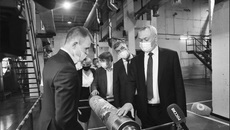 Инвестпрограмма правительства Новосибирской области реально помогает производствам: фабрика «Элизиум», которая 26 лет работает на рынке, в 2021 году запустила новую 8-цветную линию печати обоев. В церемонии запуска принял участие губернатор Андрей Травников. Фото с сайта nso.ru