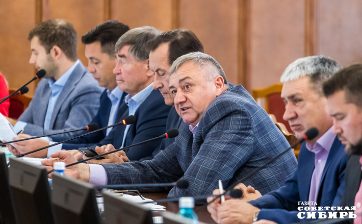 Бюджет региона сократился на 3,4 миллиарда — депутатам есть о чем задуматься. И в первую очередь о том, как грамотно перераспределить имеющиеся средства. Фото: Андрей Заржецкий