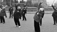 На одной из площадок акции, в Первомайском сквере города Новосибирска, около 30 пожилых людей, держа в руках гимнастические палки, приступили к разминке перед стартом. Самой старшей участнице Любови Елисеевне 84 года, и это не первое ее участие в подобных оздоровительных мероприятиях. Фото: mtsr.nso.ru