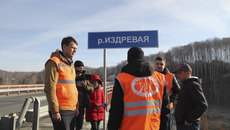 Работы завершены — мост через реку Издревую стал как новенький. Фото: nso.ru