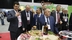 Посетители прошедшей в рамках бизнес-форума «Дни ритейла в Сибири» выставки «Сибирская продовольственная неделя» смогли ознакомиться с продукцией сибирских производителей продуктов питания, напитков, оборудования, упаковки и ингредиентов для пищевой промышленности. Фото: nso.ru