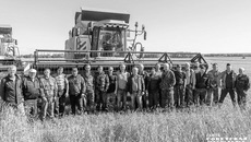 Главные герои уборочной кампании – механизаторы сельхозпредприятия «Скала» Колыванского района. В нынешнем году они закончили уборку зерновых за 33 рабочих дня. Фото: Андрей Заржецкий