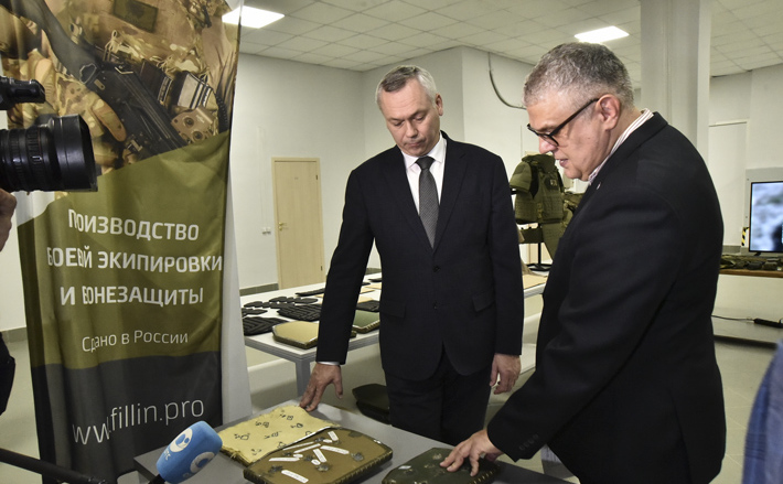 Губернатор Новосибирской области Андрей Травников обсудил возможность оказания государственной поддержки компании, выпускающей средства индивидуальной броневой защиты. Фото: nso.ru