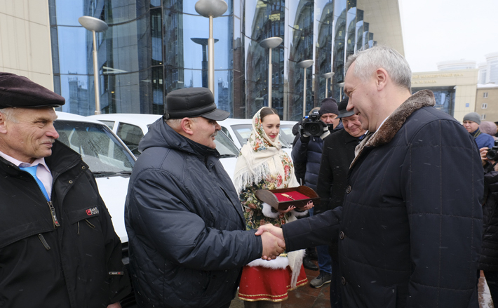Хозяйства, победившие в трудовом соревновании, получили ключи от 14 автомобилей «Лада Нива». Фото: nso.ru