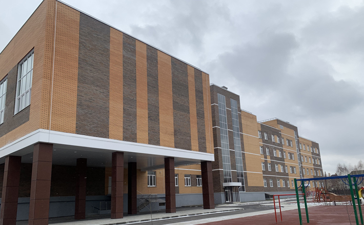 Современная школа просто необходима жителям поселка — пригороды Новосибирска сегодня бурно развиваются, население их растет, и Восход — не исключение. Фото: nso.ru