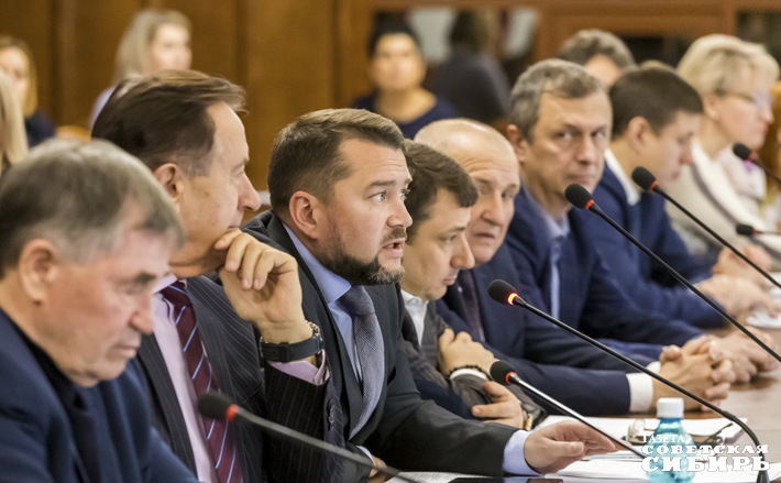 Члены бюджетного комитета Заксобрания рекомендовали вынести проект бюджета-2023 на рассмотрение ноябрьской сессии, главный финансовый документ верстали по консервативному сценарию. Фото: Андрей Заржецкий
