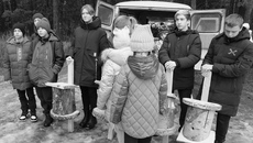 Делать дуплянки гораздо труднее, чем скворечники, однако школьники Ордынского района с задачей справились, хоть и с помощью взрослых. Фото: mpr.nso.ru