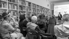 Традиционно на фестиваль «Белое пятно» приходят очень разные люди, ведь у каждого писателя и поэта своя аудитория. В основном все-таки старшее поколение, тем не менее около тридцати процентов зрителей — молодежь. Фото: Андрей Заржецкий