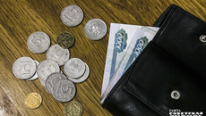 Во всех российских регионах тарифы на ЖКХ повышаются на 9 процентов. Однако для каждого из них будут действовать еще и допустимые отклонения от среднего уровня. Разумеется, каждый будет рассчитывать платеж исходя из площади своей квартиры и количества проживающих в ней человек, а значит, и объема потребляемых услуг. Среднестатистический показатель — как средняя температура по больнице. Понятно, что у одних средний чек вырастет на 300 рублей, у других — на три тысячи. И одинокому пенсионеру, живущему в полногабаритной сталинке, сумма вряд ли понравится. Здесь важно помнить о том, какие льготы по оплате ЖКУ этот пенсионер или семья с низким уровнем дохода могут получить, вернув таким образом часть оплаты в свой кошелек. Фото: Андрей Заржецкий