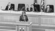 Об изменениях, вносимых в ряд региональных законов о социальной поддержке, сессии Законодательного собрания доложила министр труда и социального развития Новосибирской области Елена Бахарева. Фото: Андрей Заржецкий
