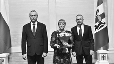 Андрей Панфёров (справа): «Вы выбрали в жизни свой приоритет — семья и дети. Действительно, это самое главное в жизни, что у нас есть». Фото: nso.ru