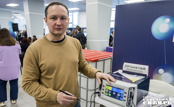 На выставке научных достижений СибНИИЦМТ показал электроскальпель, прототип аппарата для стимуляции кроветворения, устройство для лечения диабетической стопы. Фото: Андрей Заржецкий