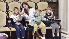 Областной семейный капитал — мера государственной поддержки с 2012 го-да — в 2019-м вошел в проект «Финансовая поддержка семей с детьми» нацпроекта «Демография». За десять лет сертификат уже получили почти 47 000 многодетных семей. В 2022 году размер семейного капитала составляет 116 тысяч 648,61 рубля. 23 600 семей направляют деньги капитала на улучшение жилищных условий. Фото: nso.ru