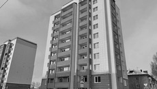 Дом в городе Оби стал первым завершенным при помощи ППК «Фонд» и областного софинансирования — счастливые новоселы уже получают ключи от долгожданных квартир. Фото: Артём Тиунов