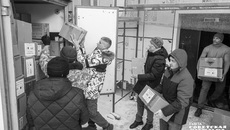 Книги упакованы по разделам: взрослая и детская литература. Каждая посылка помечена символикой акции и красным скотчем, чтобы коробки в дальнейшем было легко отсортировать в Донецке и отправить в Мелитополь. Фото: Андрей Заржецкий