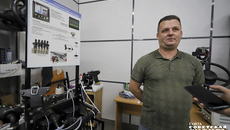 «Это очередная из разработок — версия контроля вылива, контроля расхода жидких удобрений, растворов и пестицидов. И нам, как сервис-службе, доверили ее испытать. На опрыскивателе все видно — когда он прыскает, когда нет, где и что забилось. А вот когда идет внесение жидких удобрений в почву, не видно. Для этого мы и разрабатываем систему контроля — электроника будет контролировать каждую струйку: когда она бежит, и когда нет. А если подача засорилась, будет сигнал механизатору, — рассказывает сервисный инженер Павел Феденок. Фото: Андрей Заржецкий