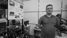 «Это очередная из разработок — версия контроля вылива, контроля расхода жидких удобрений, растворов и пестицидов. И нам, как сервис-службе, доверили ее испытать. На опрыскивателе все видно — когда он прыскает, когда нет, где и что забилось. А вот когда идет внесение жидких удобрений в почву, не видно. Для этого мы и разрабатываем систему контроля — электроника будет контролировать каждую струйку: когда она бежит, и когда нет. А если подача засорилась, будет сигнал механизатору, — рассказывает сервисный инженер Павел Феденок. Фото: Андрей Заржецкий