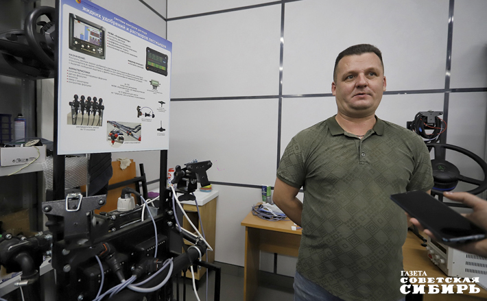 «Это очередная из разработок — версия контроля вылива, контроля расхода жидких удобрений, растворов и пестицидов. И нам, как сервис-службе, доверили ее испытать. На опрыскивателе все видно — когда он прыскает, когда нет, где и что забилось. А вот когда идет внесение жидких удобрений в почву, не видно. Для этого мы и разрабатываем систему контроля — электроника будет контролировать каждую струйку: когда она бежит, и когда нет. А если подача засорилась, будет сигнал механизатору, — рассказывает сервисный инженер Павел Феденок. Фото: Андрей Заржецкий