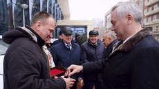 Успехи в уборочной кампании-2022 колхозов «Победа» и «Заря» власти отметили специальным призом. Из рук губернатора Николай Нижельский получил ключи от автомобиля. Фото: «Народная газета»