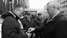 Успехи в уборочной кампании-2022 колхозов «Победа» и «Заря» власти отметили специальным призом. Из рук губернатора Николай Нижельский получил ключи от автомобиля. Фото: «Народная газета»