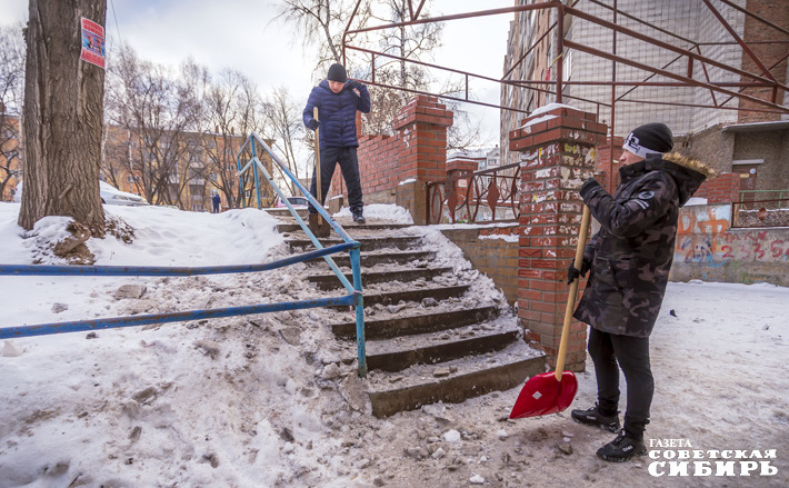 Толщина снежного покрова на крыше МКД не должна превышать 30 сантиметров. По поводу уборки территорий в Новосибирске обращайтесь в аварийно-диспетчерскую службу по телефону 051. Фото: Андрей Заржецкий