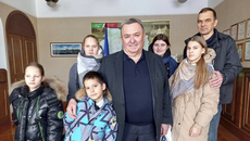 От депутата Валерия Ильенко семьи, принявшие на воспитание осиротевших ребятишек из республик Донбасса, получили в подарок моющие средства и мыло. Фото: novosibirsk.er.ru