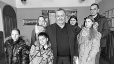 От депутата Валерия Ильенко семьи, принявшие на воспитание осиротевших ребятишек из республик Донбасса, получили в подарок моющие средства и мыло. Фото: novosibirsk.er.ru