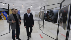 На форуме губернатор Андрей Травников, в частности, посетил фотовыставку, рассказывающую о цифровизации и развитии искусственного интеллекта. Фото: nso.ru