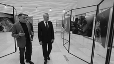 На форуме губернатор Андрей Травников, в частности, посетил фотовыставку, рассказывающую о цифровизации и развитии искусственного интеллекта. Фото: nso.ru