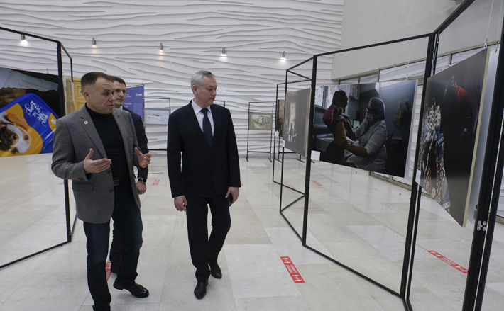 На форуме губернатор Андрей Травников, в частности, посетил фотовыставку, рассказывающую о цифровизации и развитии искусственного интеллекта. Фото: nso.ru