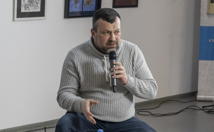 Встреча с гостем из ДНР стала не только творческой, она была информационно насыщенной — мы говорили с участником и очевидцем событий в Донбассе. Фото предоставлено Новосибирской государственной областной научной библиотекой